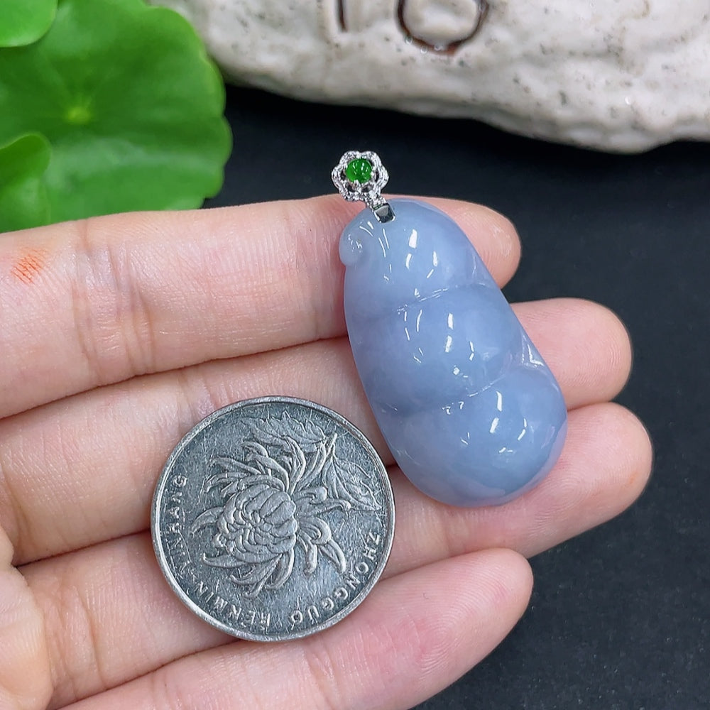 Jadeite Lucky Bean Pendant 18k