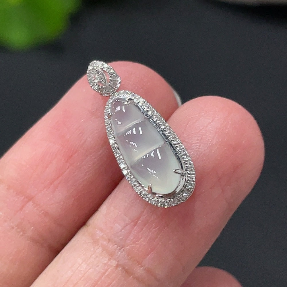 Jadeite Lucky Bean Pendant with 18K Gold Setting, Approx. 0.9g