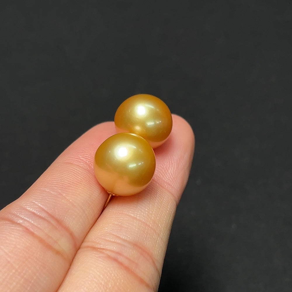 Seawater pearl stud earrings 18k gold approximately 12.8mm color origin undetermined