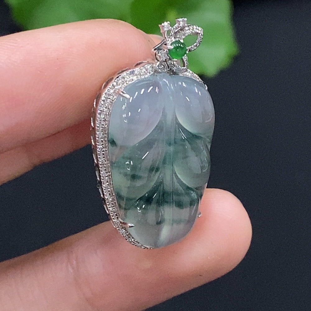 Jadeite leaf inlaid pendant 18K gold, total weight approx. 3.94g