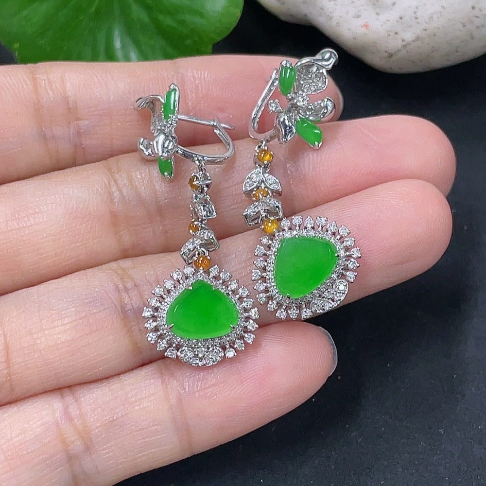 HKHQ jadeite earrings with 18k gold and diamond accents, showcasing elegant jewelry design and craftsmanship.