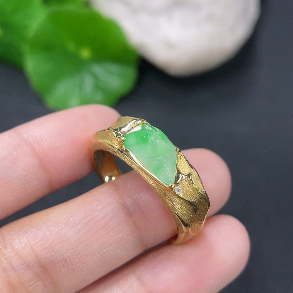Jadeite inlaid ring 18k with diamond size 25 total weight approx. 3.64g