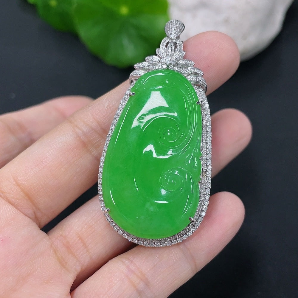 Jadeite Ruyi pendant with 18K gold and diamonds, featuring intricate inlay design, weight approximately 11.9 grams.