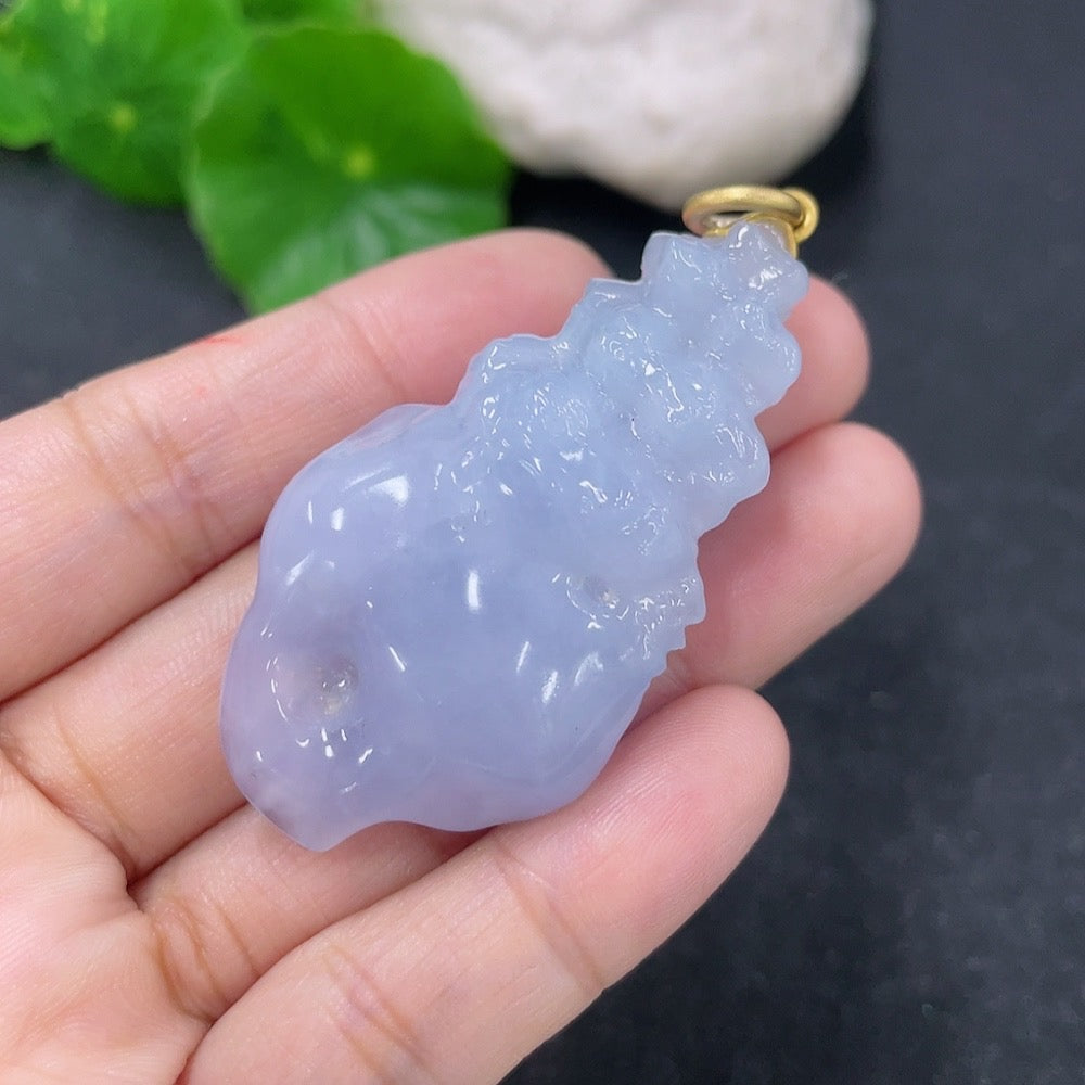 Jadeite inlaid pendant with 18k gold, weighing approximately 21.84 grams, featuring intricate craftsmanship and vibrant green jade.