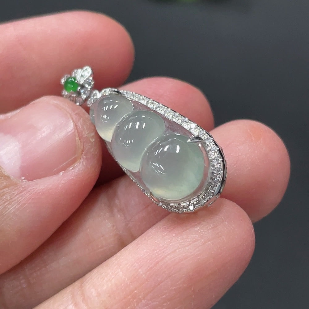 Jadeite Fu Dou Pendant with 18k Gold Setting, Approx. 2.68g