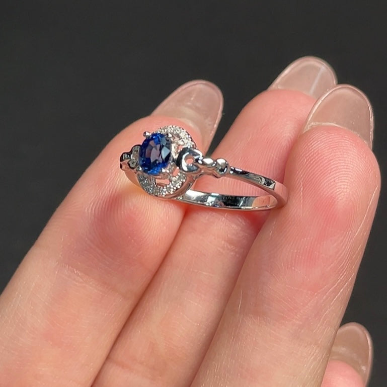 18k gold sapphire inlaid ring with diamond accents, size 14, weighing approximately 2.56g, from HKHQ gem jewelry collection.