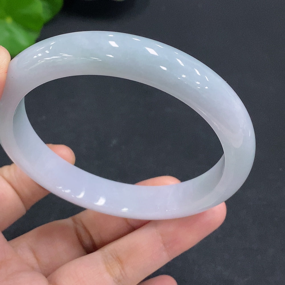 Huiliu Certified Jadeite round bracelet featuring smooth jade beads with subtle natural variations and a secure clasp.
