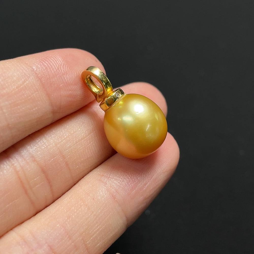 Saltwater Pearl Pendant with Diamond Accents in 18K Gold (Color Origin Undetermined)