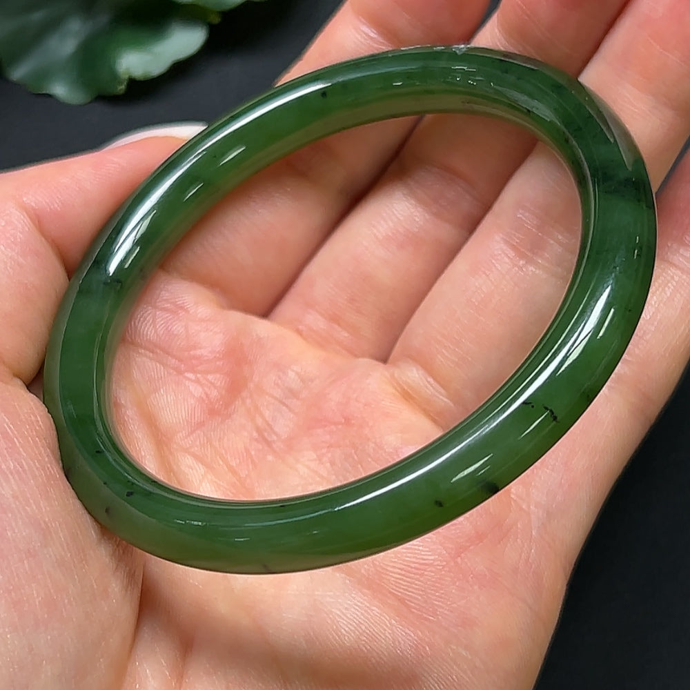 HKHQ Hetian Jade round bangle, 56.7mm diameter, weighing approximately 29.59g, featuring smooth, polished jade surface.