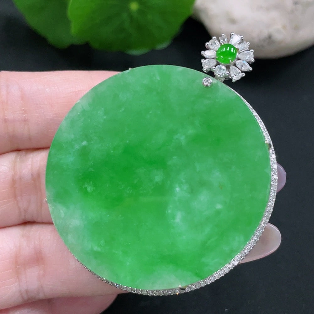 Jadeite Plain Pendant with 18K Gold, Total Weight Approx. 23.5g (Diamond Accented)