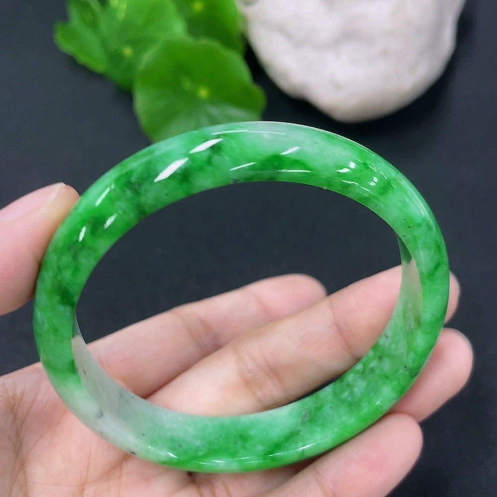 HKHQ jadeite round bracelet, 55.5mm, approx. 37.5g, featuring mineral components, natural green and white hues.
