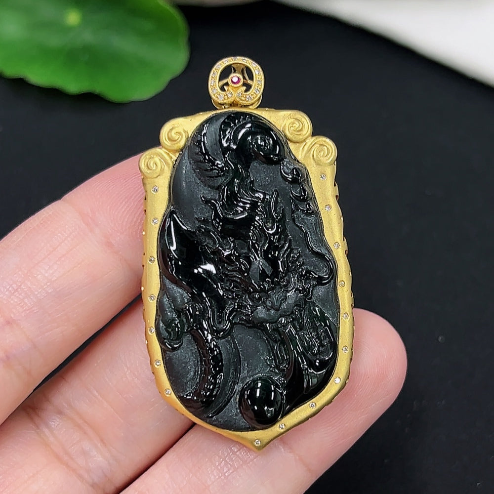 Jadeite Dragon Pendant with 18K Gold (Set with Colorless Diamonds)