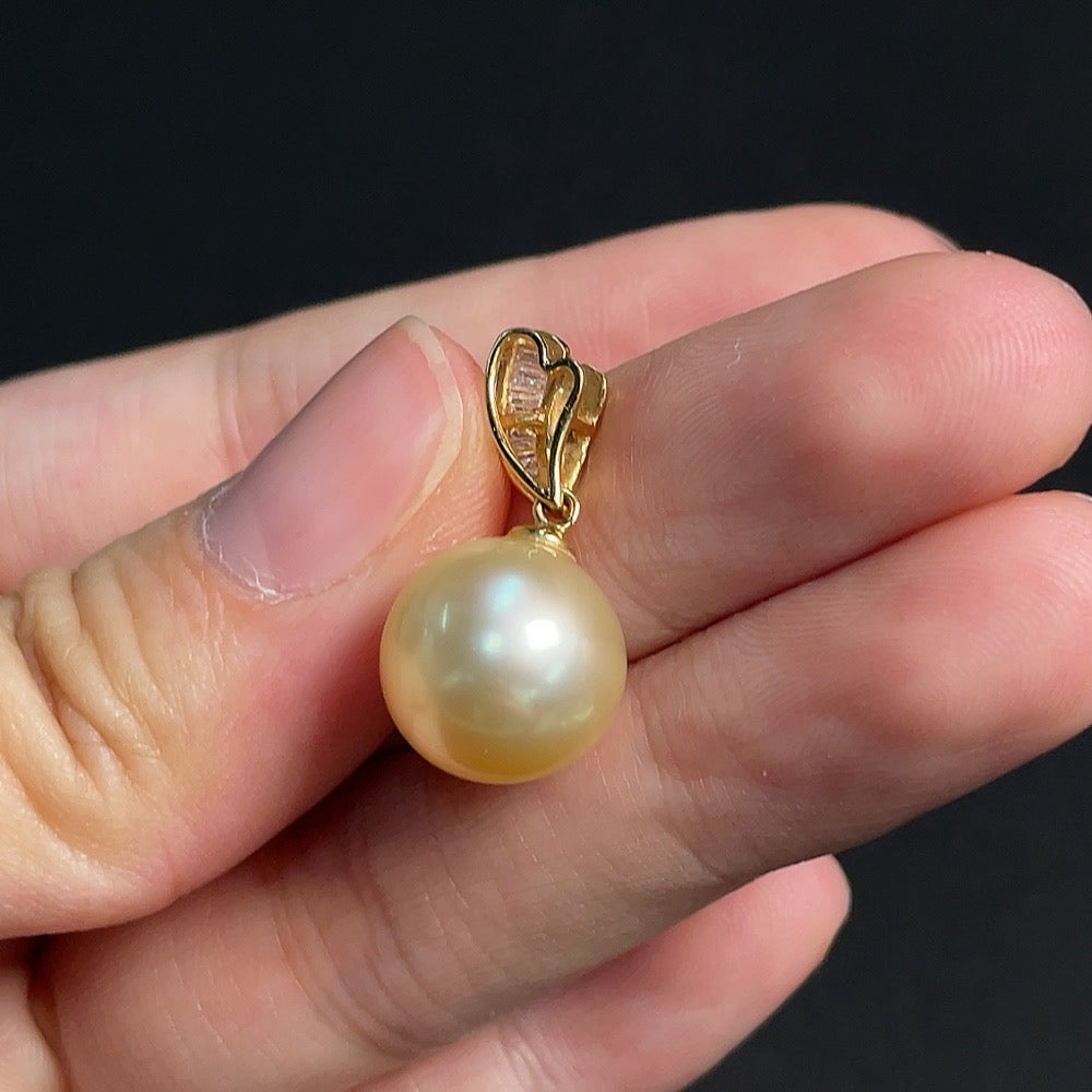 18k seawater pearl pendant with undetermined color origin, accented with diamonds, total weight approximately 3.37g, size about 11.9mm