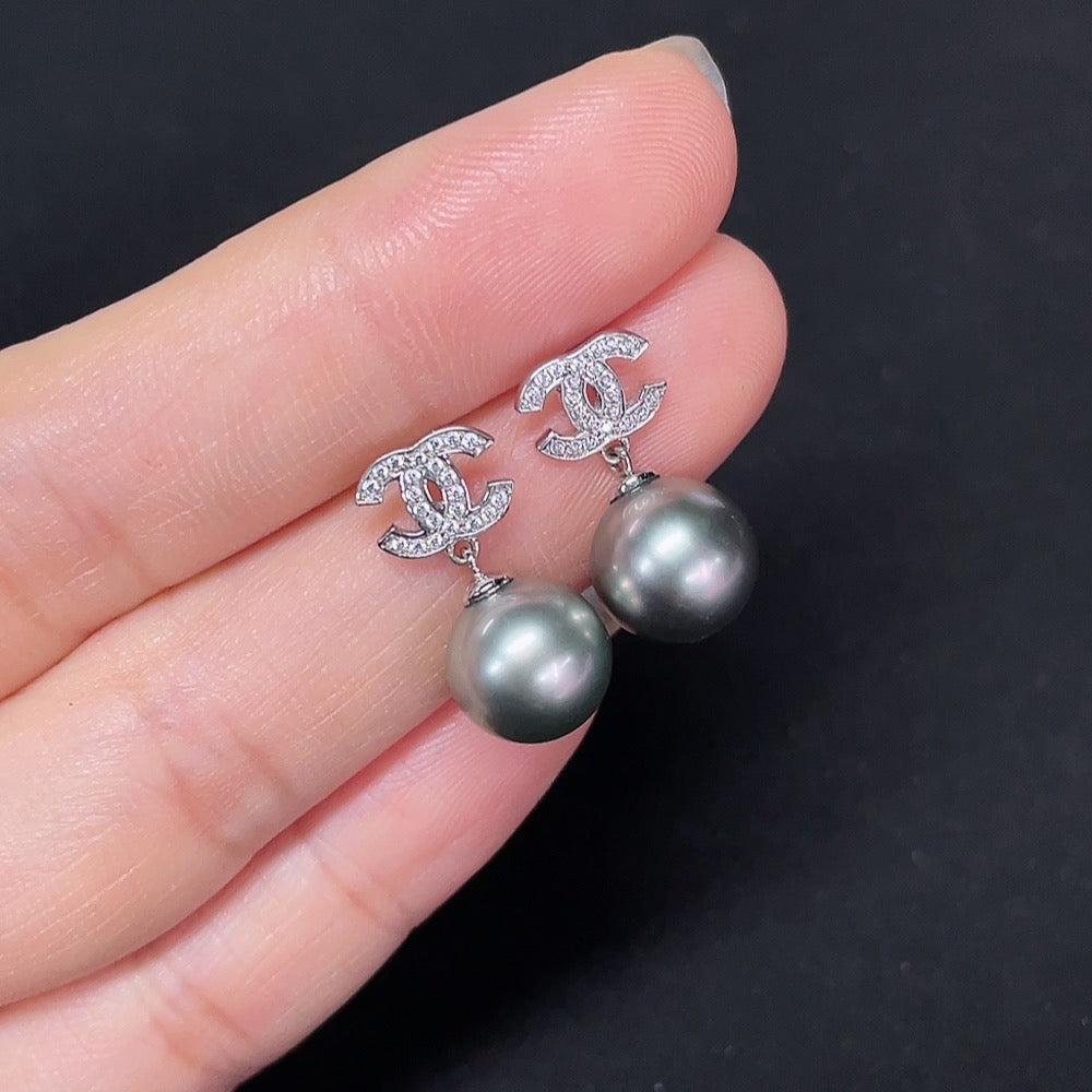 Seawater Pearl Earrings Set in 18K Gold, Non-Gold Ear Backs, Approximately 9.2mm, Total Weight About 3.18g, Non-Diamond