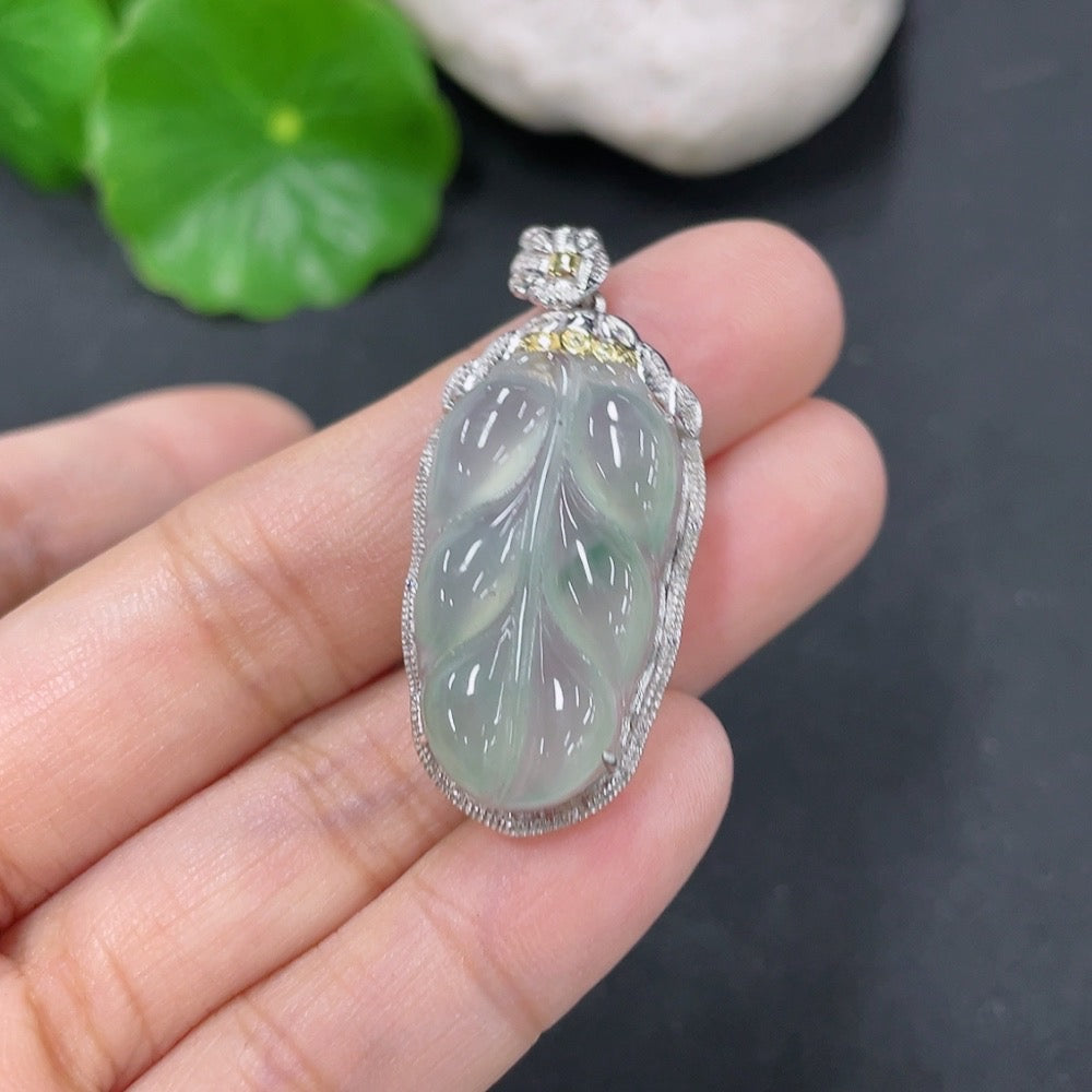 Jadeite leaf pendant with 18K gold setting, non-diamond (excessive glue affecting quality), total weight approx. 4.18g