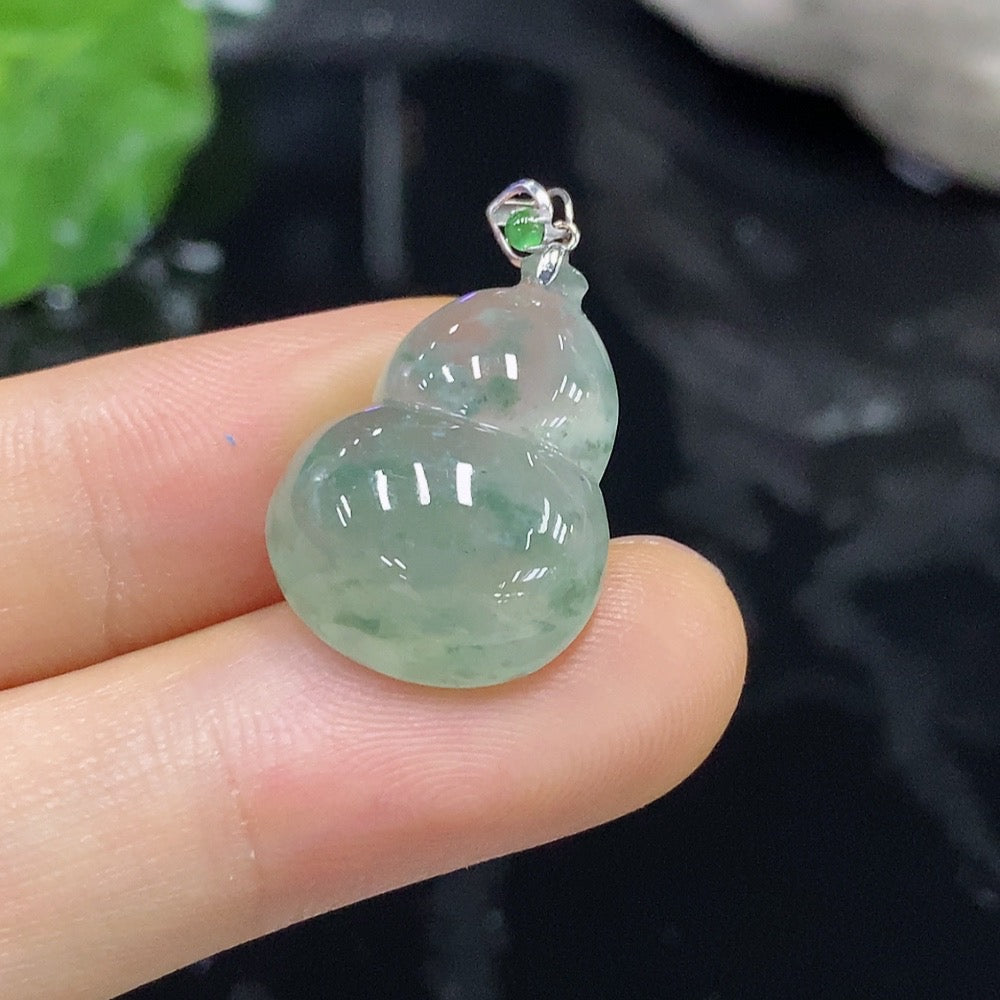 Jadeite Gourd Pendant with 18k Gold Bezel, Total Weight 3.703g