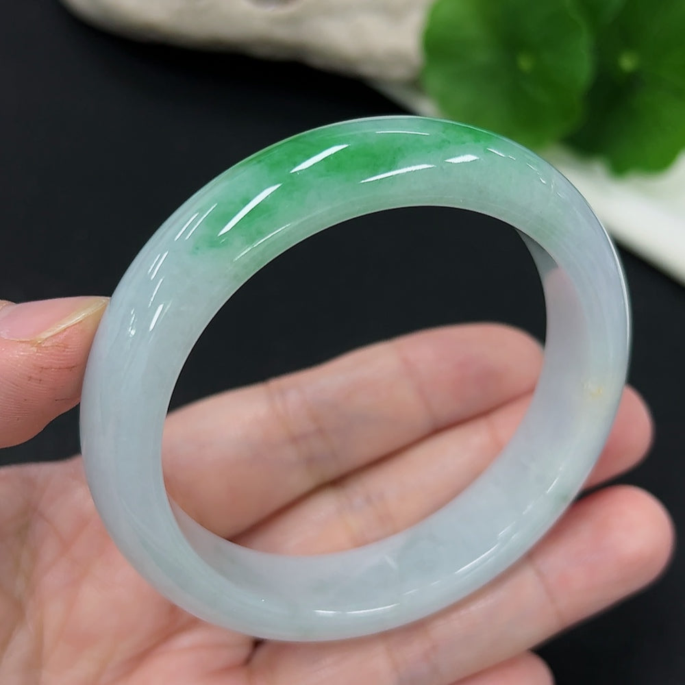 Jadeite round bracelet with size 53.8 and approximately 54g weight, made of green jade stones, by HKHQ.
