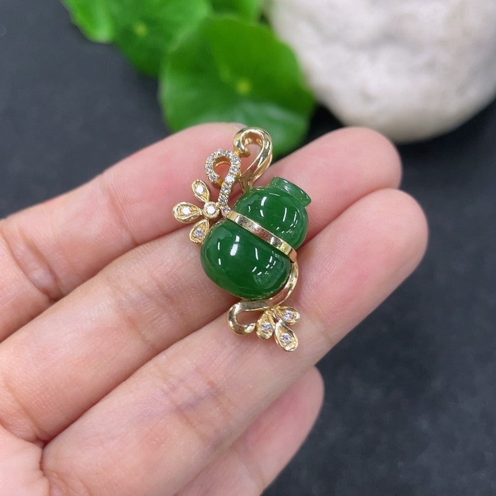 Jadeite Inlaid Calabash Pendant 18k with Diamond, Total Weight Approx. 5.43g