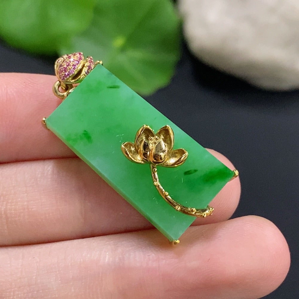 Jadeite inlaid pendant with 18k gold setting, weight approx. 7.1g, featuring intricate jade design, by HKHQ.