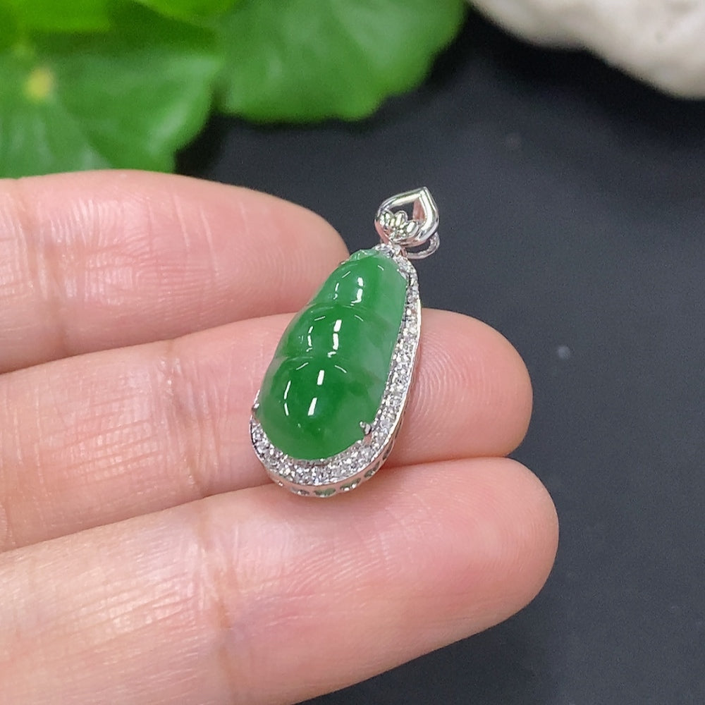 Jadeite Lucky Bean Pendant in 18K Gold, Total Weight Approx. 1.9g (with Diamond Accents)