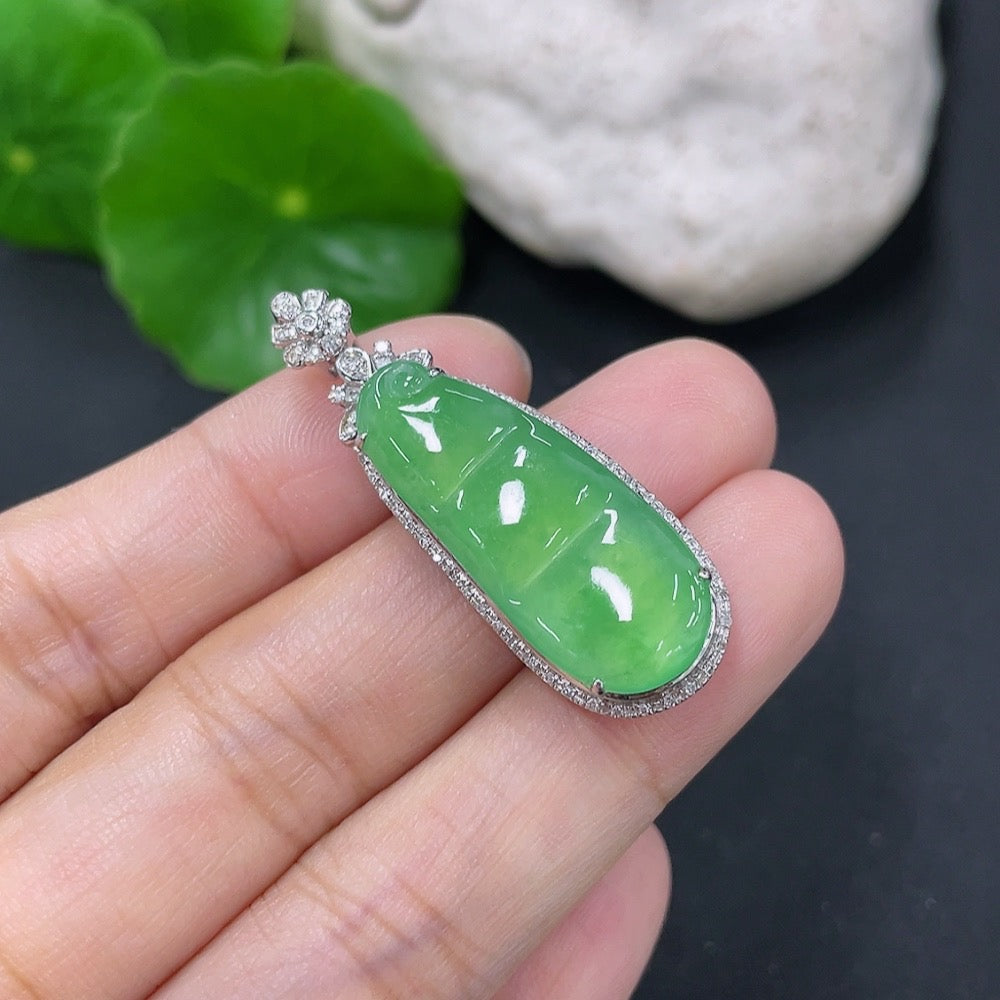 Jadeite lucky bean pendant with 18K gold accents and diamond details, weighing approximately 4.7g, crafted by HKHQ.