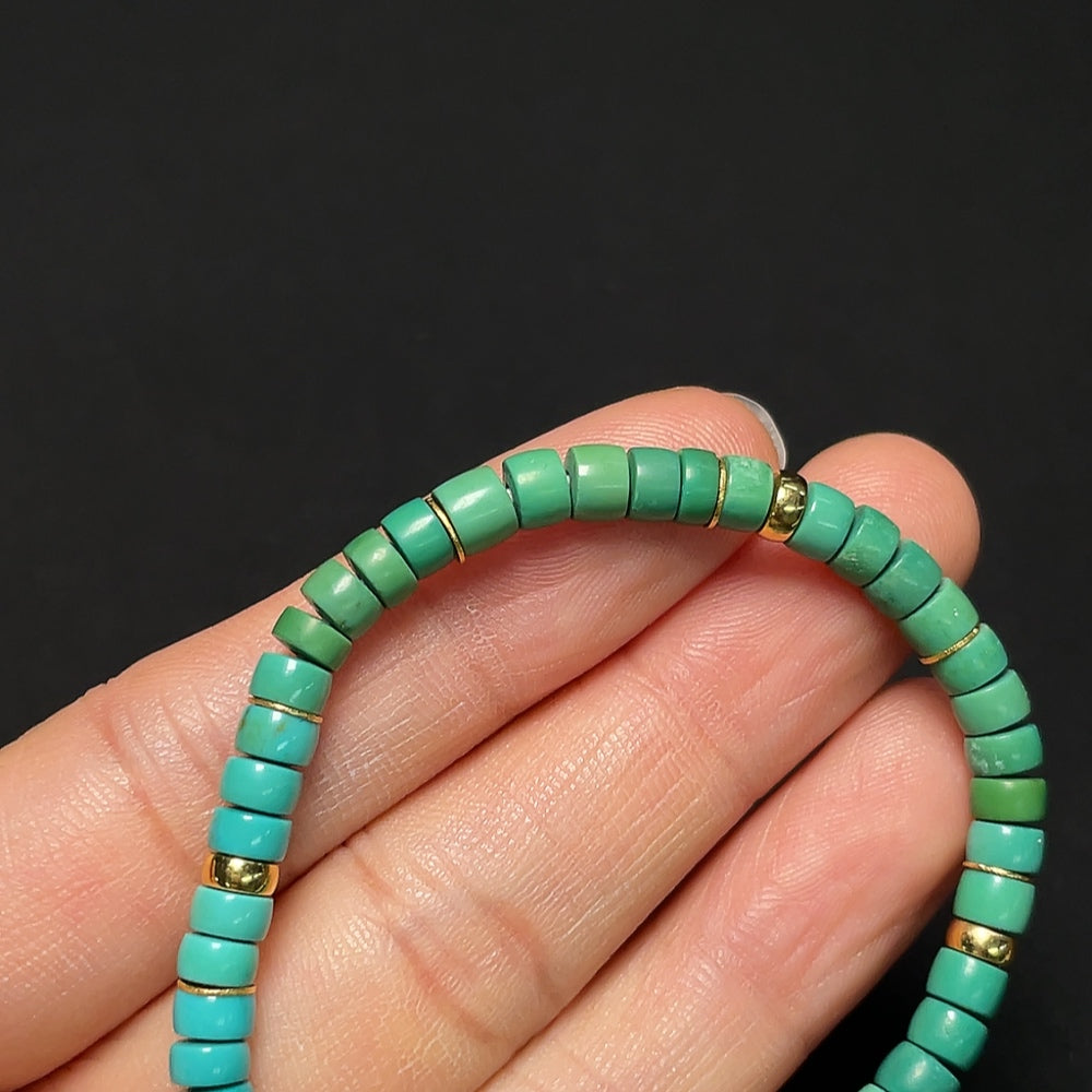 18K gold turquoise bracelet with 4.7mm stones, total weight 7.02g, featuring elegant design by HKHQ.