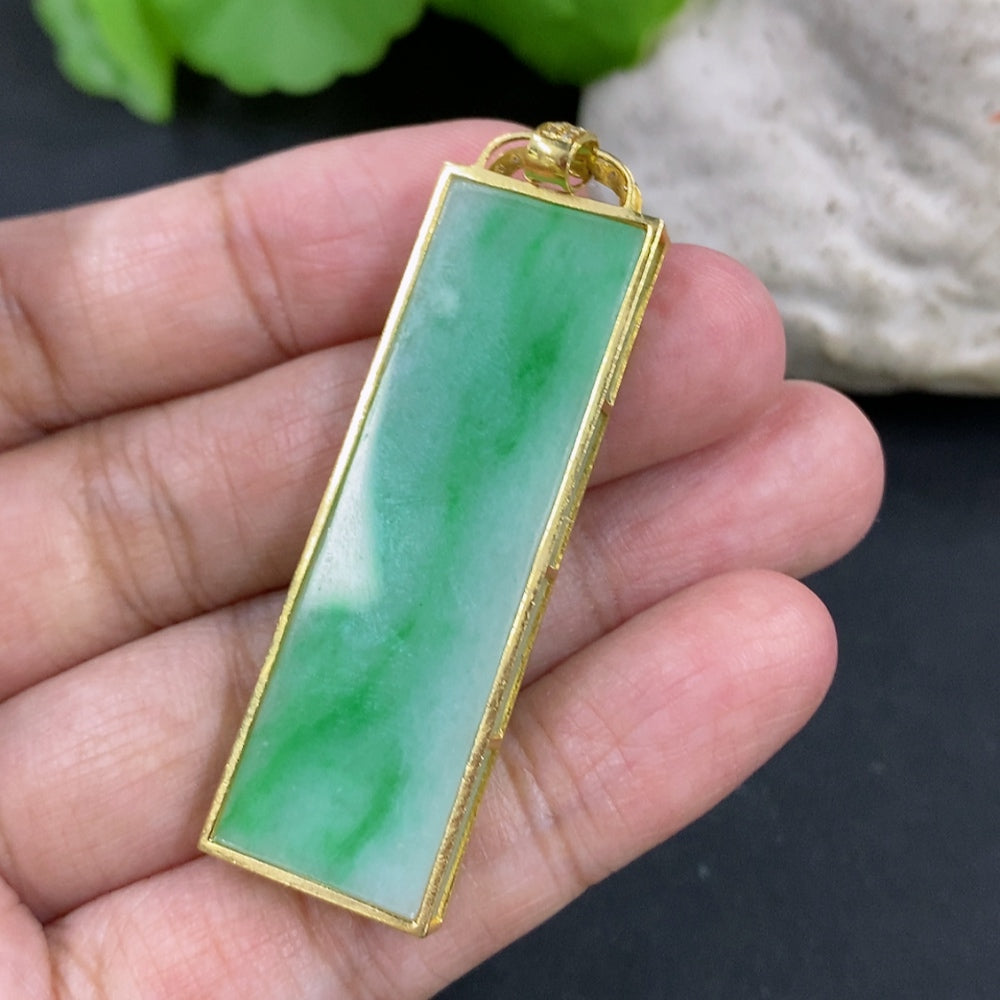 Jadeite plain pendant necklace with 18K gold setting and diamond accent, weighing approximately 10g.