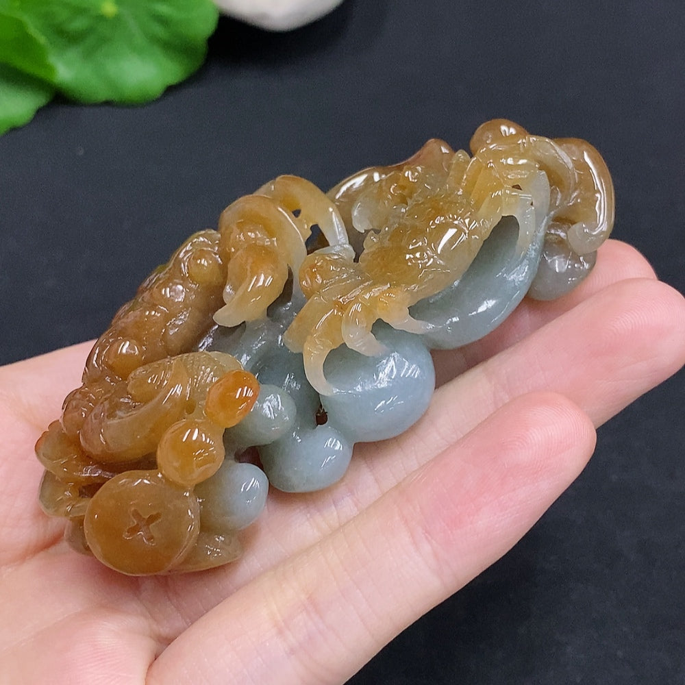 Jadeite crab pendant Total weight approx. 75g (color origin undetermined)