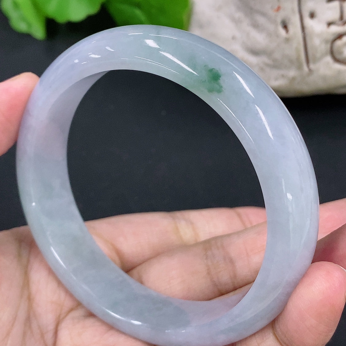 Jadeite round bracelet with 61.85g weight and size 58.1, featuring smooth green jade beads from HKHQ.