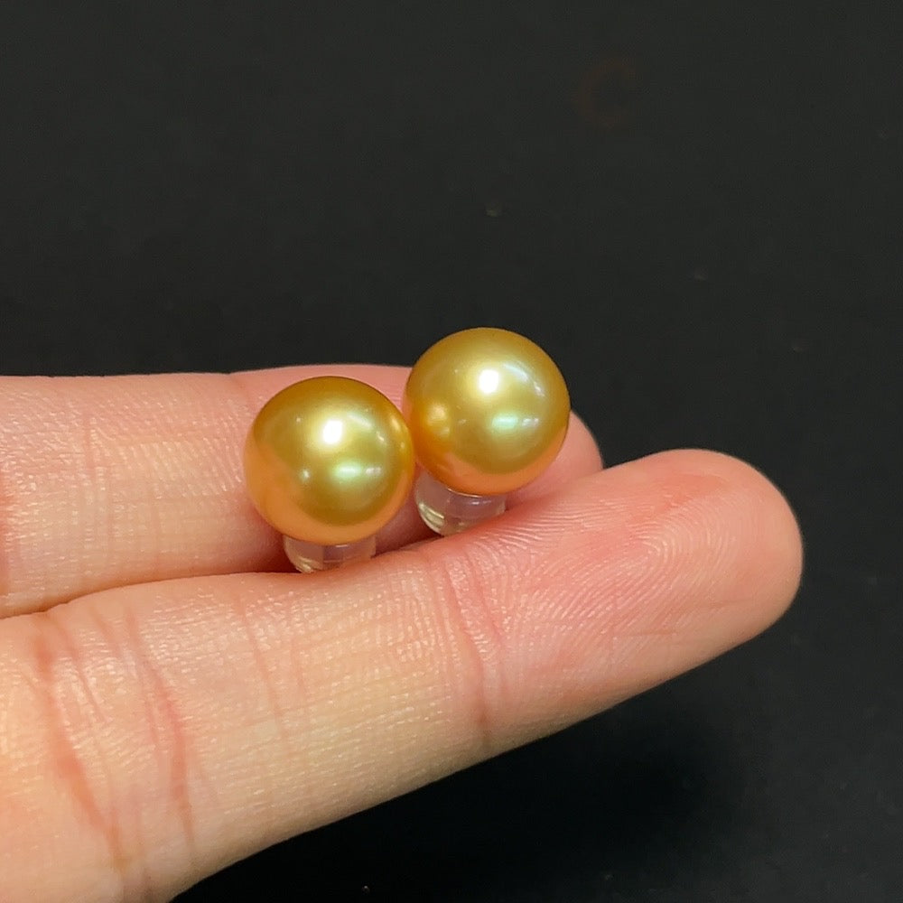 Saltwater Pearl Earrings Set in 18K Gold, Color Origin Undetermined