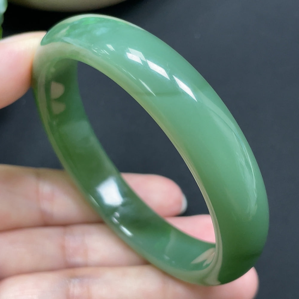 Hong Kong HKHQ Hetian Jade round bracelet, 56.1mm, smooth polished surface, weighs approximately 44.72g, elegant jewelry piece