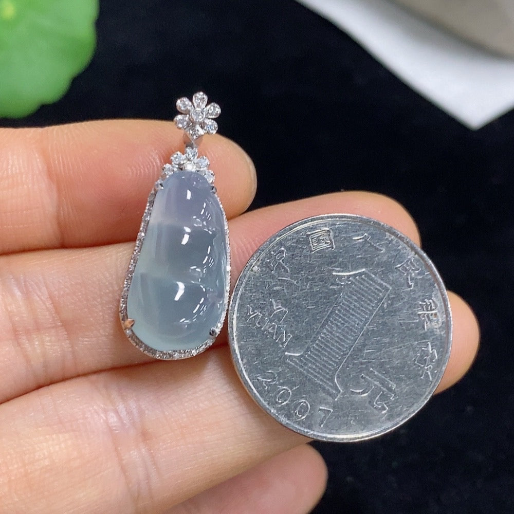 Jadeite Lucky Bean Pendant with 18K Gold and Diamond Accents, Total Weight Approximately 3.58g