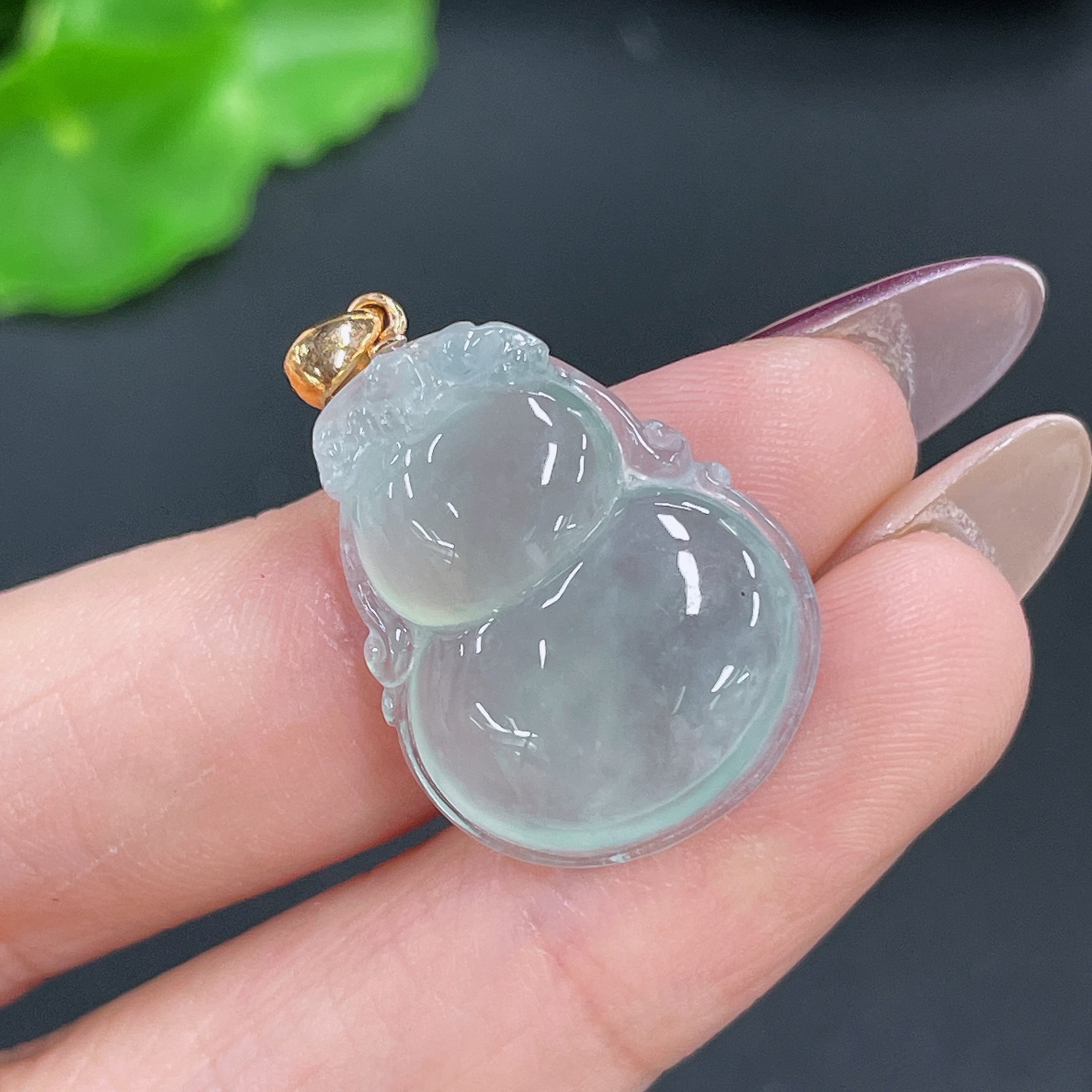Jadeite Pendant Gourd with 18k Bail Total Weight Approx. 3.94g
