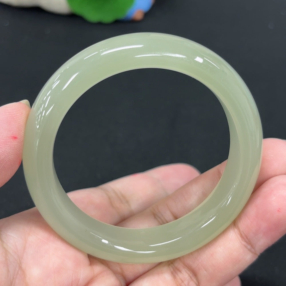 HKHQ Hetian Jade round bracelet, 50.4mm size, approx. 48.4g, showcasing smooth jade beads on a delicate jewelry piece.