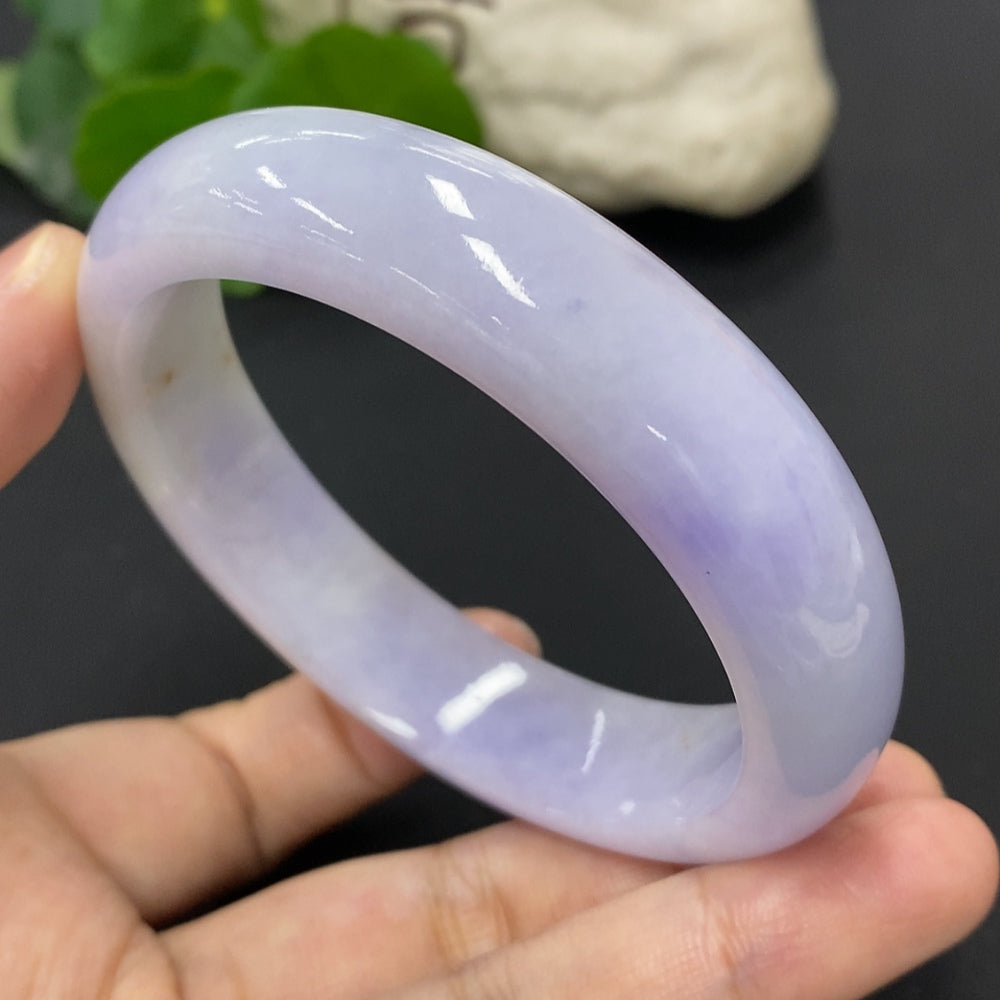 HKHQ Jadeite round bangle in size 58.7 with a weight of 69.6g, featuring smooth, glossy jadeite craftsmanship.