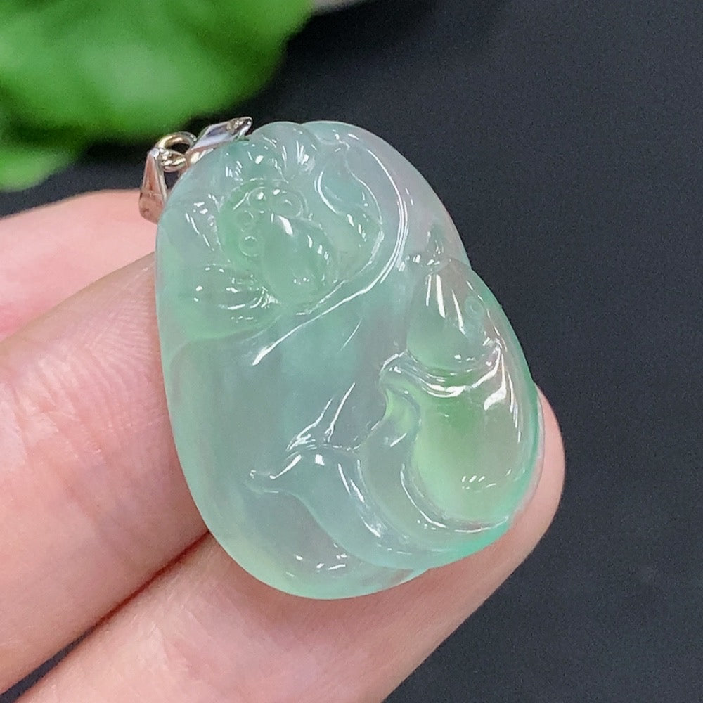 Jadeite Year-after-Year Abundance Pendant with 18K Gold Clasp, Total Weight Approximately 4.8 Grams