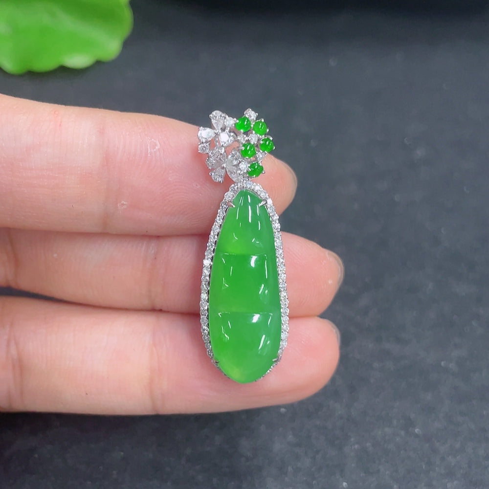 Elegant jadeite pendant with 18k gold and diamond accents, weighing approximately 4.5g, showcasing fine craftsmanship.