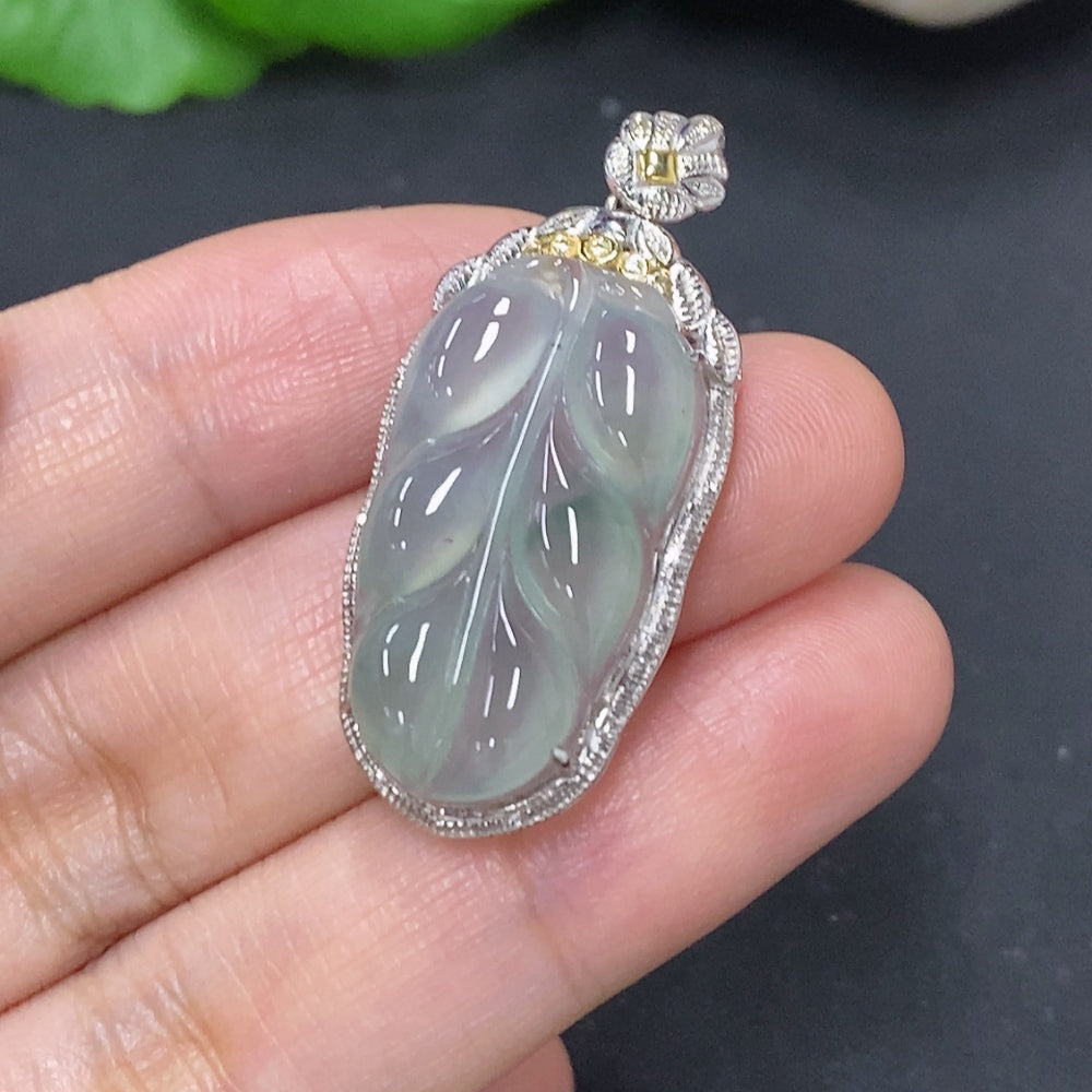 Jadeite leaf inlay pendant with 18K gold setting, HKHQ necklace, featuring a detailed leaf design and a total weight of 4.1g.