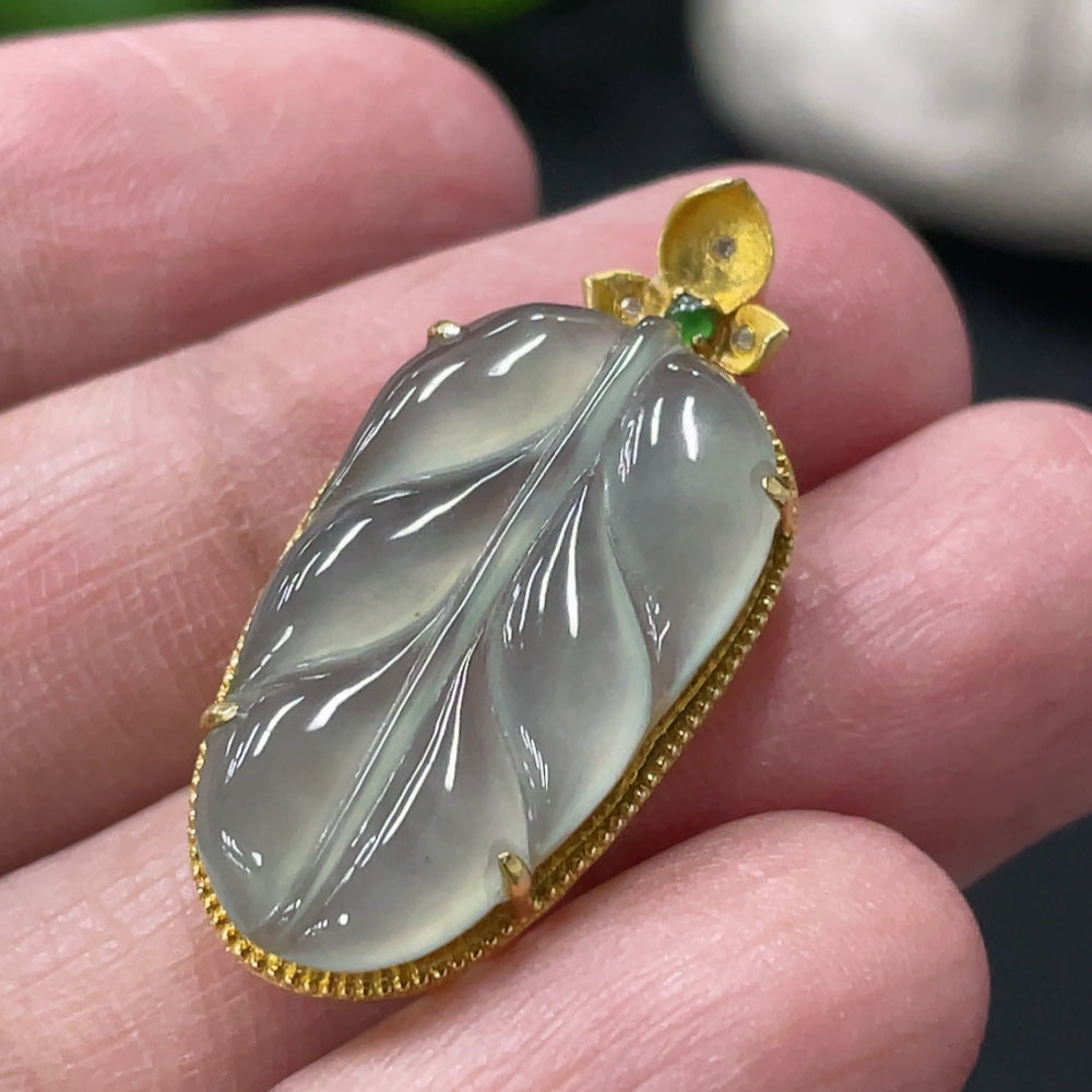 Jadeite Leaf Pendant with 18K Gold Inlay, Total Weight Approx. 2.76g