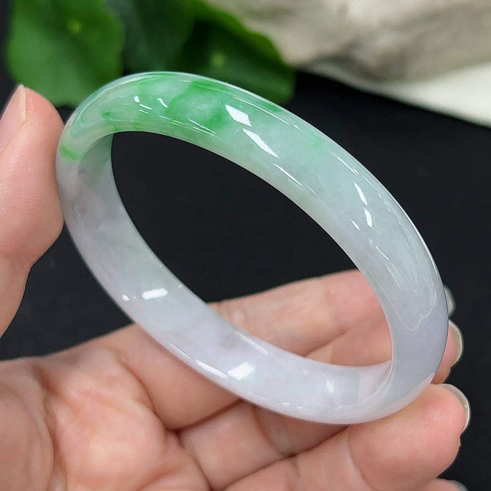 HKHQ jadeite concubine bracelet with adjustable size, featuring smooth green jadeite beads, weighs approximately 33.8g.
