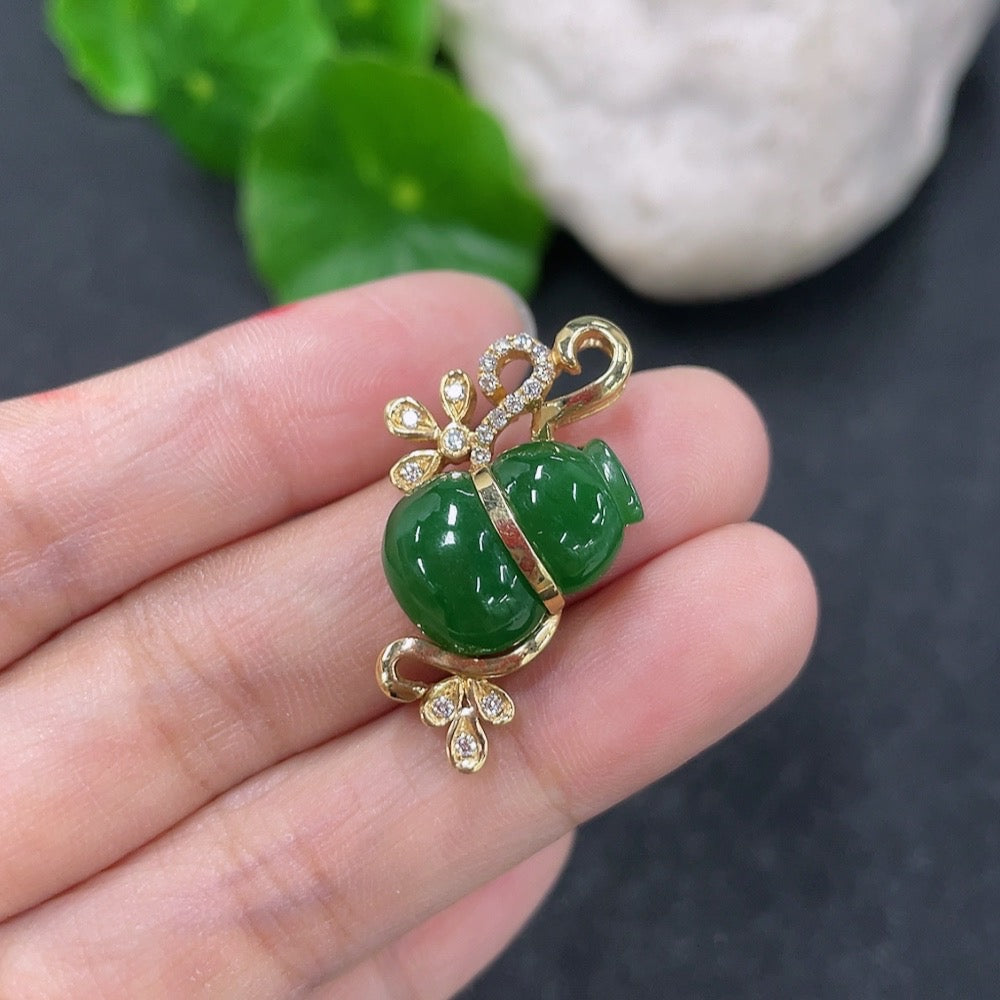 Jadeite Inlaid Calabash Pendant 18k with Diamond, Total Weight Approx. 5.43g