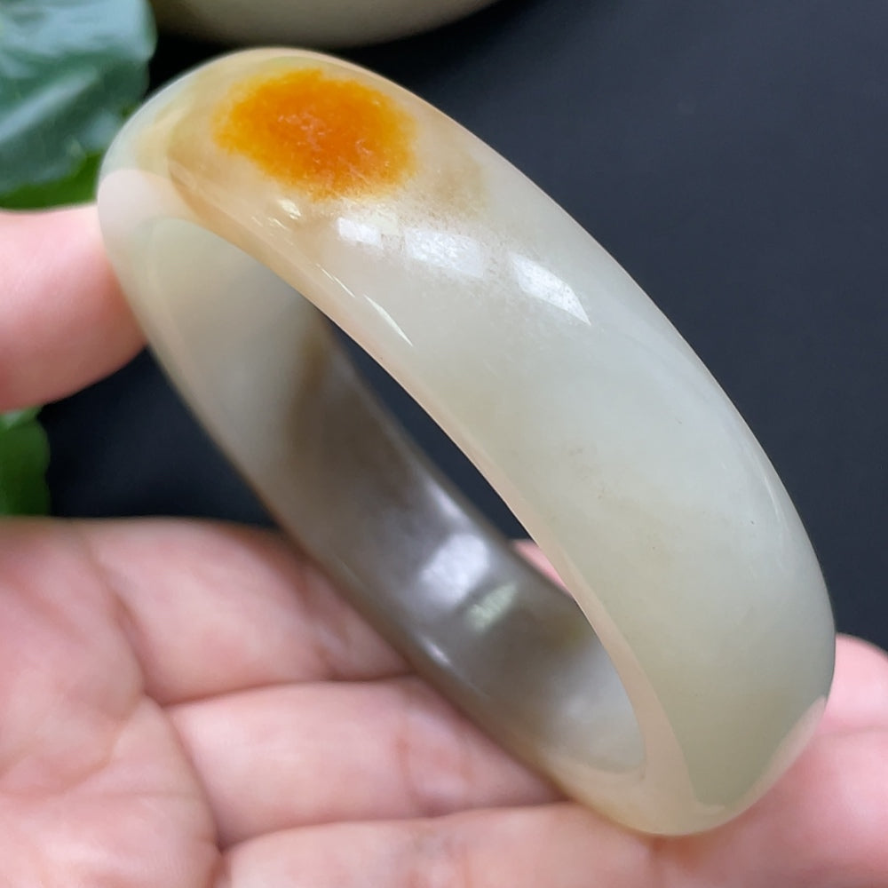 HKHQ Hetian Jade round bracelet with mineral components, 55.8mm, weighing approximately 66.44g, featuring detailed jade beads.