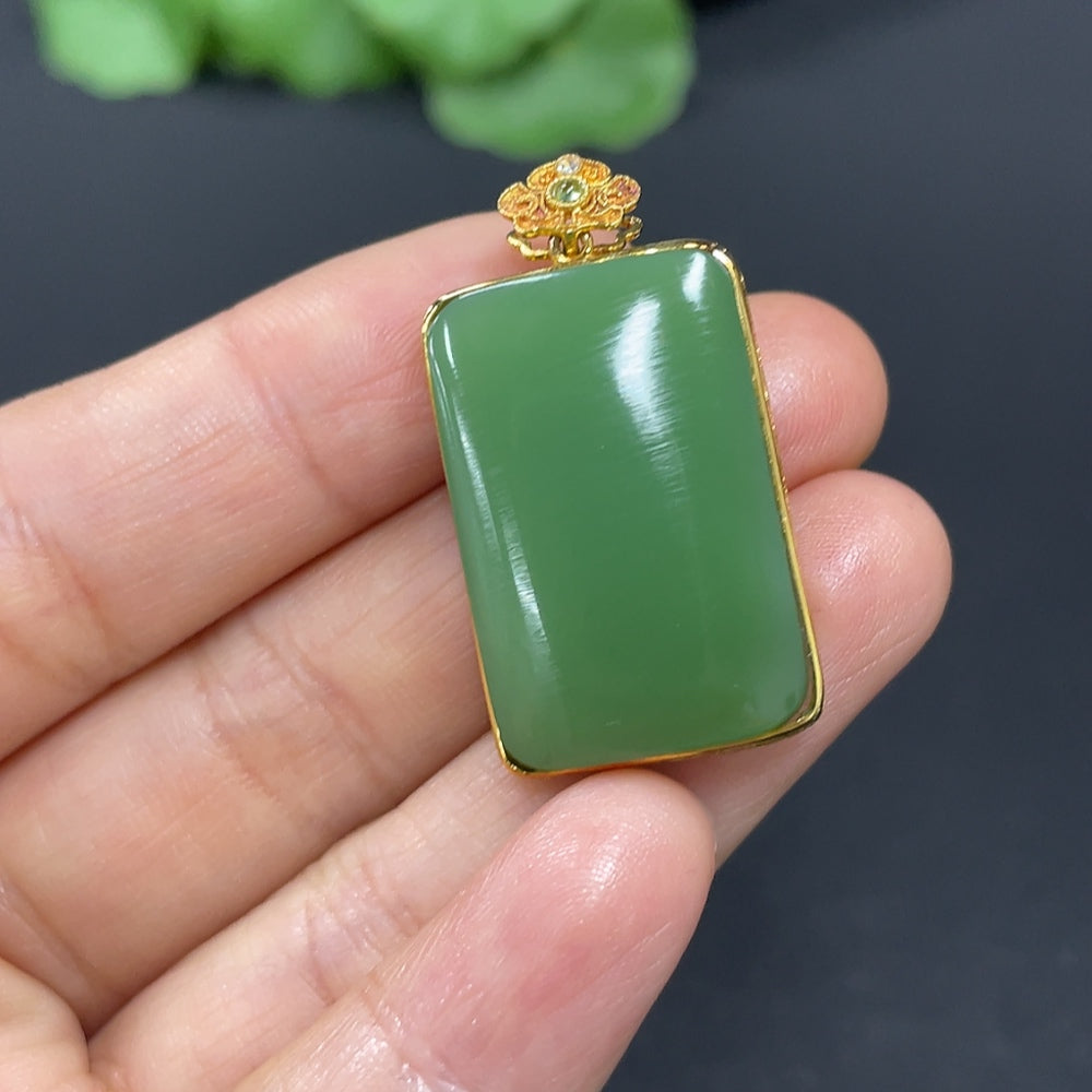 HKHQ Hetian jade pendant with 18K gold inlay, plain design, weighing approximately 8.6 grams, non-diamond.