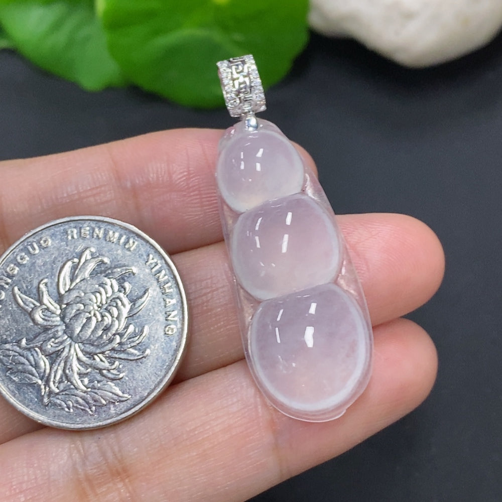 Jadeite lucky bean pendant with 18K gold clasp, smooth green jade, weighs about 5.6g, crafted by HKHQ.