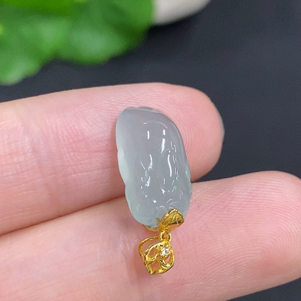Jadeite Pi Xiu Inlaid Pendant with 18K Gold Clasp, Total Weight Approximately 2g, Non-Diamond