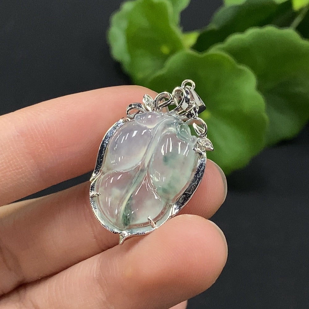 Jadeite leaf pendant in 18K gold, crafted by HKHQ, featuring a detailed jadeite leaf design and weighing approximately 3.34 grams.