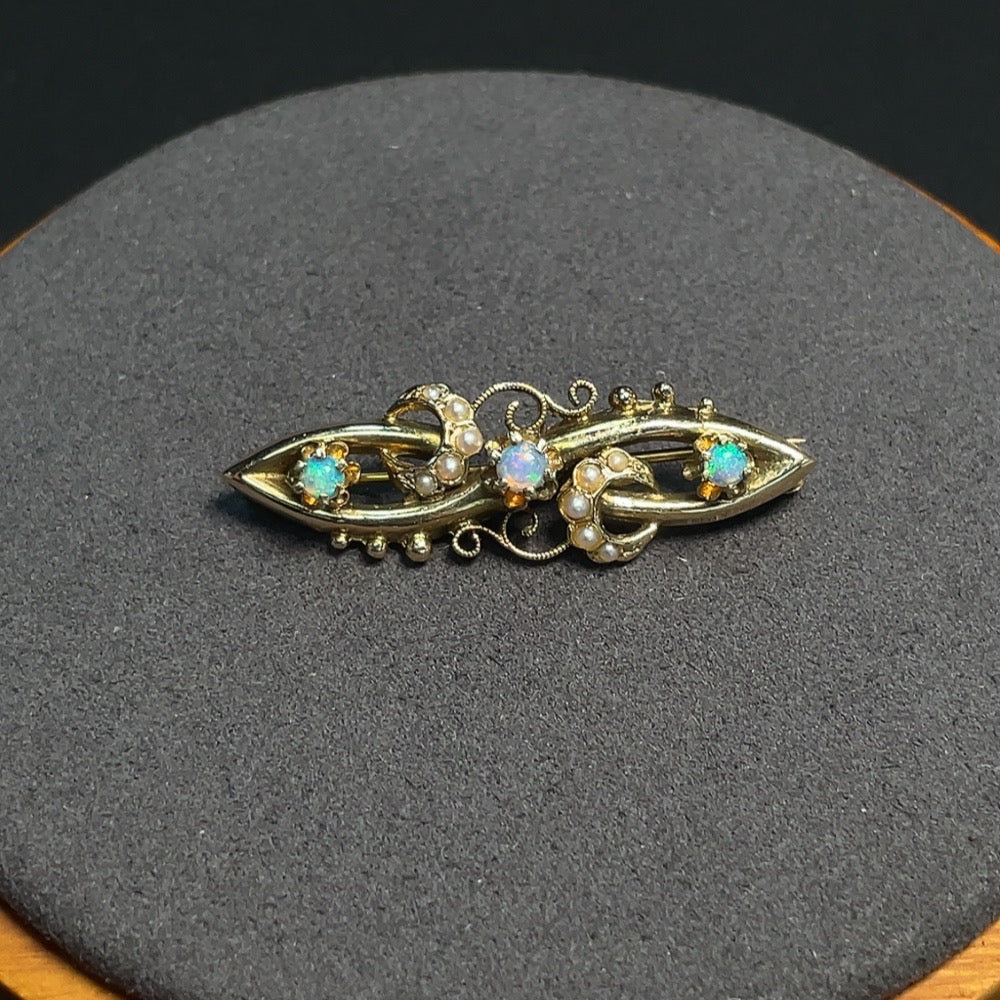 Opal brooch with accent stones, 55% gold, weighing 4.67g, featuring gemstones and non-natural accents, crafted by HKHQ.