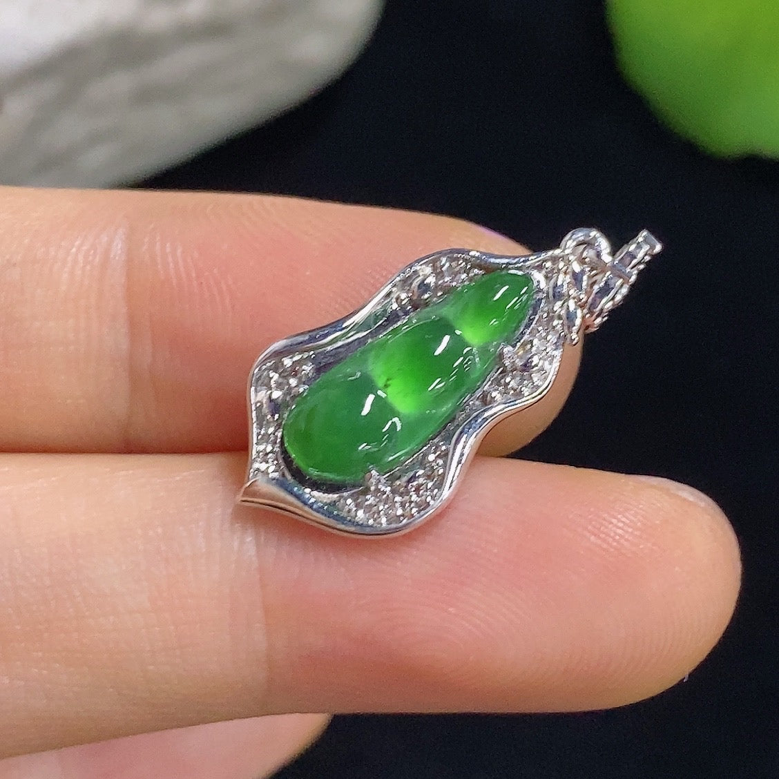 Jadeite Auspicious Bean Inlaid Pendant 18k