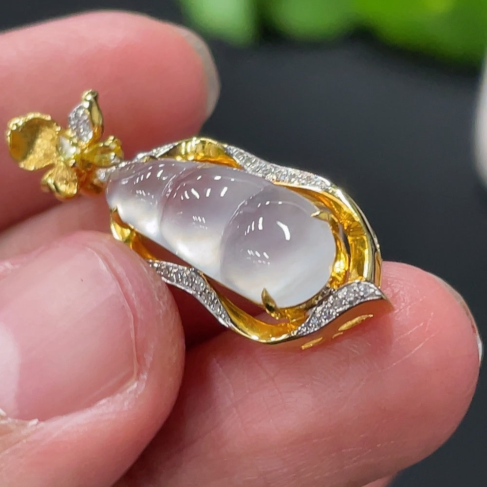 Jadeite Blessed Bean Pendant, 18k Gold Setting, Total Weight Approx. 3.47g