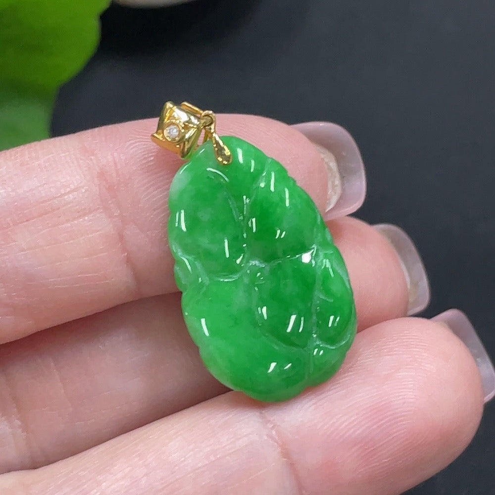 Jadeite Lotus Leaf Pendant with 18K Gold Clasp, Total Weight 2.254g